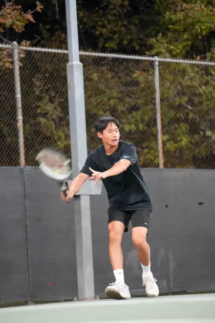 Isaac Lee hitting a forehand