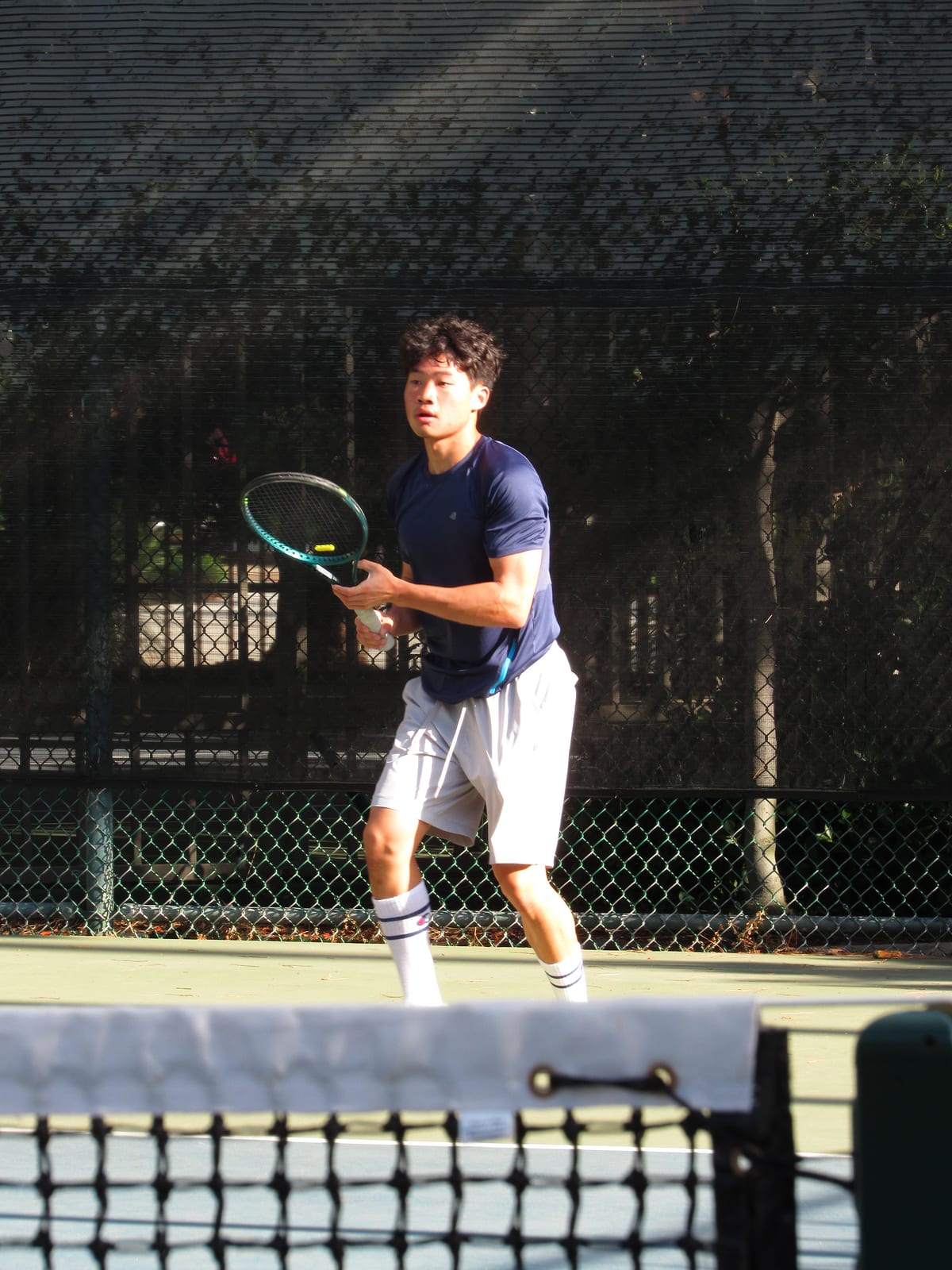 Isaac Lee in ready position behind the baseline